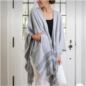 Mersea Classic Travel Wrap Shawl Gray Womens One Size OS Pockets Fringe Hem Open